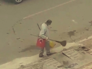 Yerde Bulduğu Türk Bayrağını Süpürgesine Takarak İşine Devam Etti