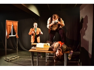 Tiyatroyu Eve Taşıdılar