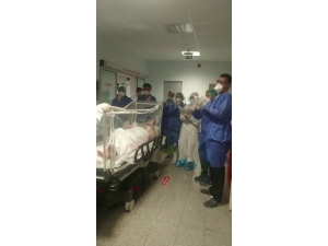 26 Gün Sonra Yoğun Bakımdan Alkışlarla Çıkarıldı