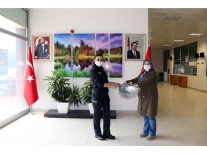 Liseli Öğrencilerden Polislere Siperlik Desteği