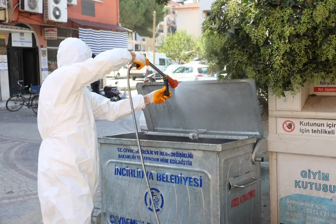 incirliova-da-karasinekle-mucadele-icin-cop-konteynerleri-ilaclandi