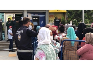 Zabıtanın Uyarısına Rağmen Ptt Önlerinde Sosyal Mesafeye Uyulmuyor