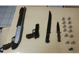 Polisin Durdurduğu Şüpheli Araçtan Tüfek Ve Kesici Aletler Çıktı