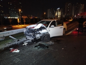 Esenyurt’ta Kontrolden Çıkan Araç Önce Motosiklete Sonra Park Halindeki Araca Çarptı: 2’si Ağır 5 Yaralı