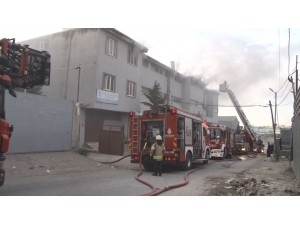 Esenyurt’ta İş Yerindeki Yangın Büyümeden Söndürüldü