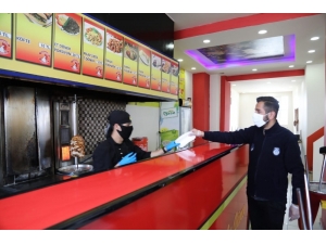 Başkale Belediyesinden Ücretsiz Maske Dağıtımı