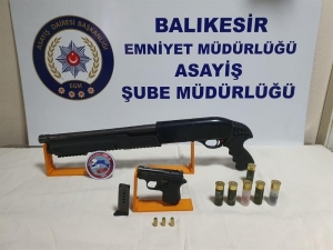 Balıkesir’de Polis 5 Silah Ele Geçirdi