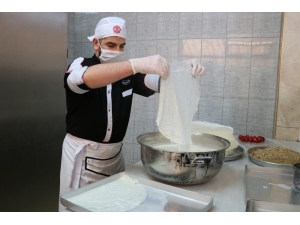 Ramazan’ın Vazgeçilmezi Güllaç Sofraları Süslemeye Başladı