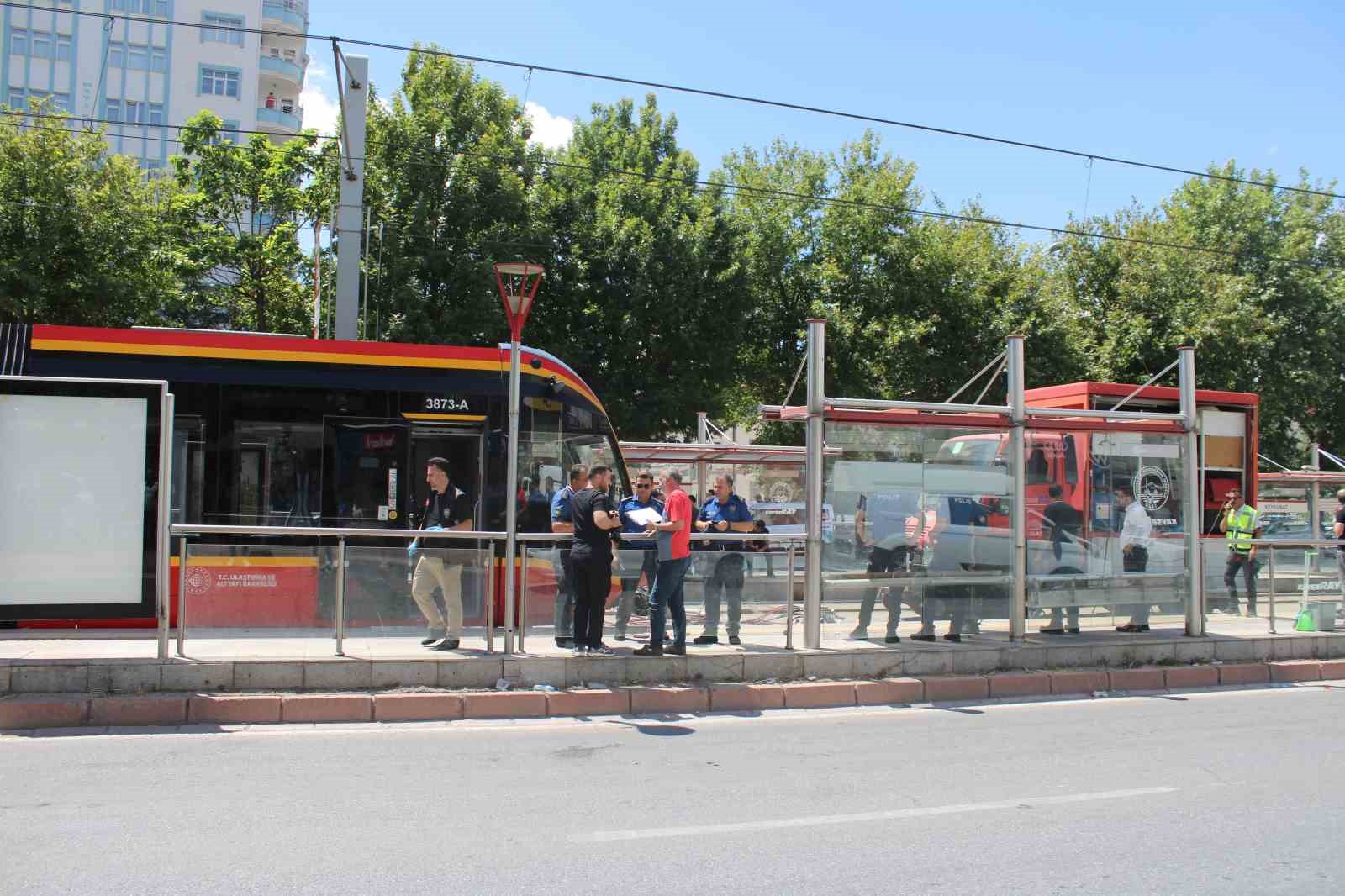 tramvayin-carptigi-genc-kadin-agir-yaralandi