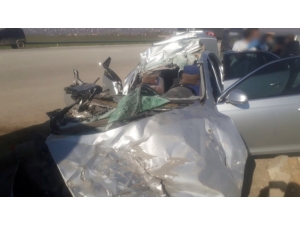 Otomobille Tır Çarpıştı: 1 Ölü, 1 Yaralı