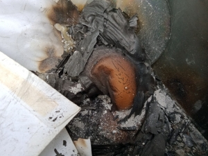 Mezarlıktaki Yasin Cüzleri Ve Kuranı Kerim Cd’lerini Yaktılar