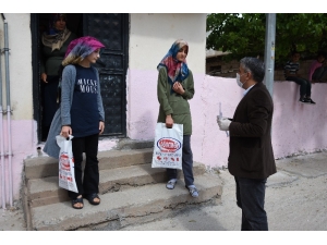 Kapı Kapı Dolaşıp Öğrencilerine Kitap Ve Test Dağıttı