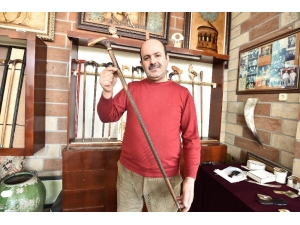 Sağlık Bakanı Koca’ya Bin Yıllık Ceviz Ağacından Özel Baston