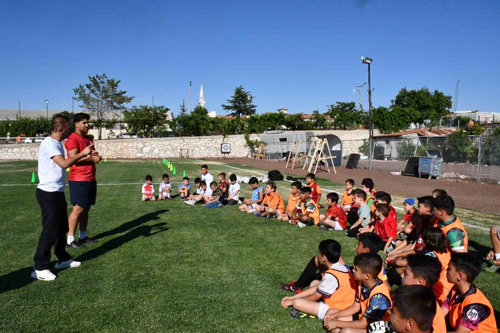 karaman-da-il-ozel-idaresi-nin-ucretsiz-yaz-futbol-kursu-basladi