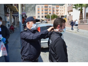 Emniyet Müdürü Vatandaşa Maske Ve Maske Aparatı Dağıttı