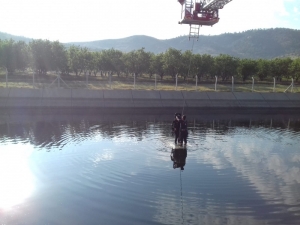 Sulama Kanalına Düşen Otomobilden Vinçle Kurtarıldı