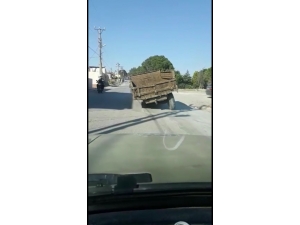 Jant Üzerinde Seyreden Traktör Sürücüsü Şaşkına Çevirdi