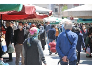 Tokat’ta Çarşamba Pazarında Yoğunluk