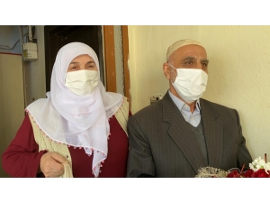 Polis, Yaşlı Çiftin 51. Evlilik Yıl Dönümlerini Evlerine Giderek Kutladı