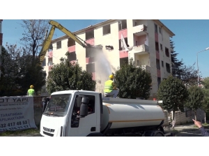 Büyükçekmece’de Hasar Gören Binaların Yıkımına Devam Edildi