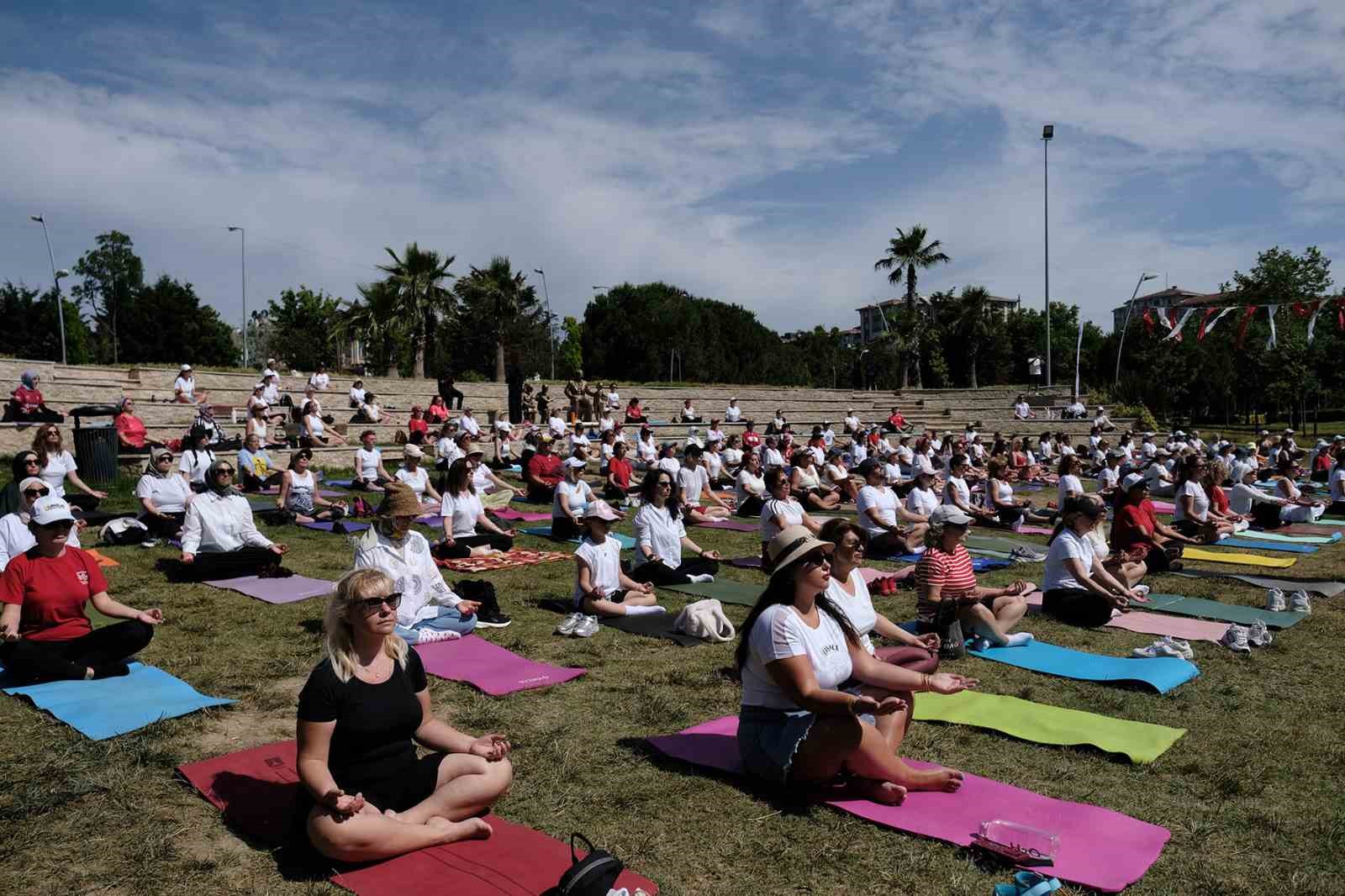 buyukcekmece-de-dunya-yoga-gunu-ne-ozel-yuzlerce-kadin-yoga-yapti