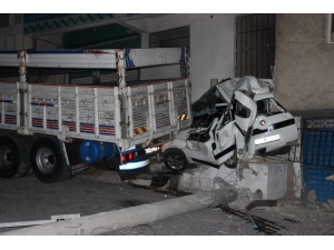 Freni Boşalan Kamyon Park Halindeki Aracı Biçti