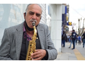 Caddeyi Saksafon Sesiyle Şenlendirdi