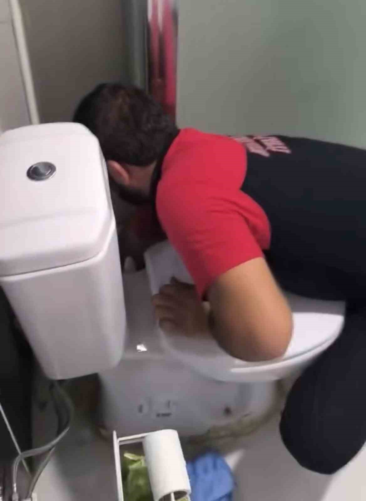 siirt-te-lavabo-gider-borusuna-sikisan-2-yavru-kedi-itfaiye-ekiplerince-kurtarildi
