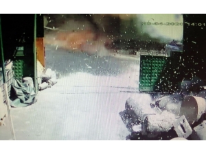 Pendik’te Ham Madde Deposunda Gerçekleşen Patlama Anı Kamerada