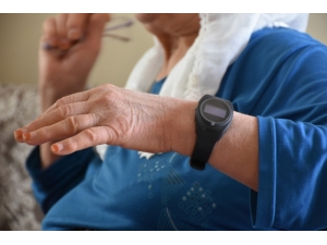 Tarsus’ta Alzheimer Ve Demans Hastaları İle Yaşlılara ‘Akıllı Bileklik’ Uygulaması Başladı