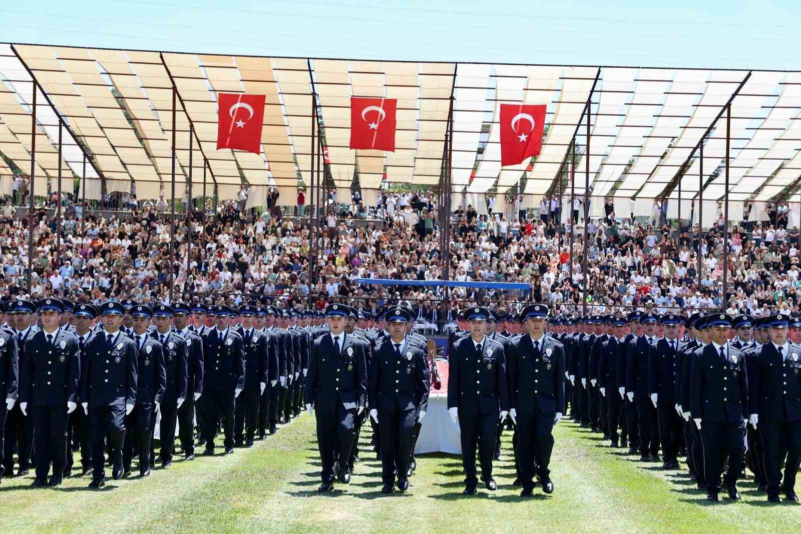 nigde-pomem-de-mezuniyet-coskusu