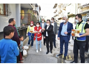 Kızılay Bornova’da 2 Bin Aileye İftar Yemeği Dağıtıyor