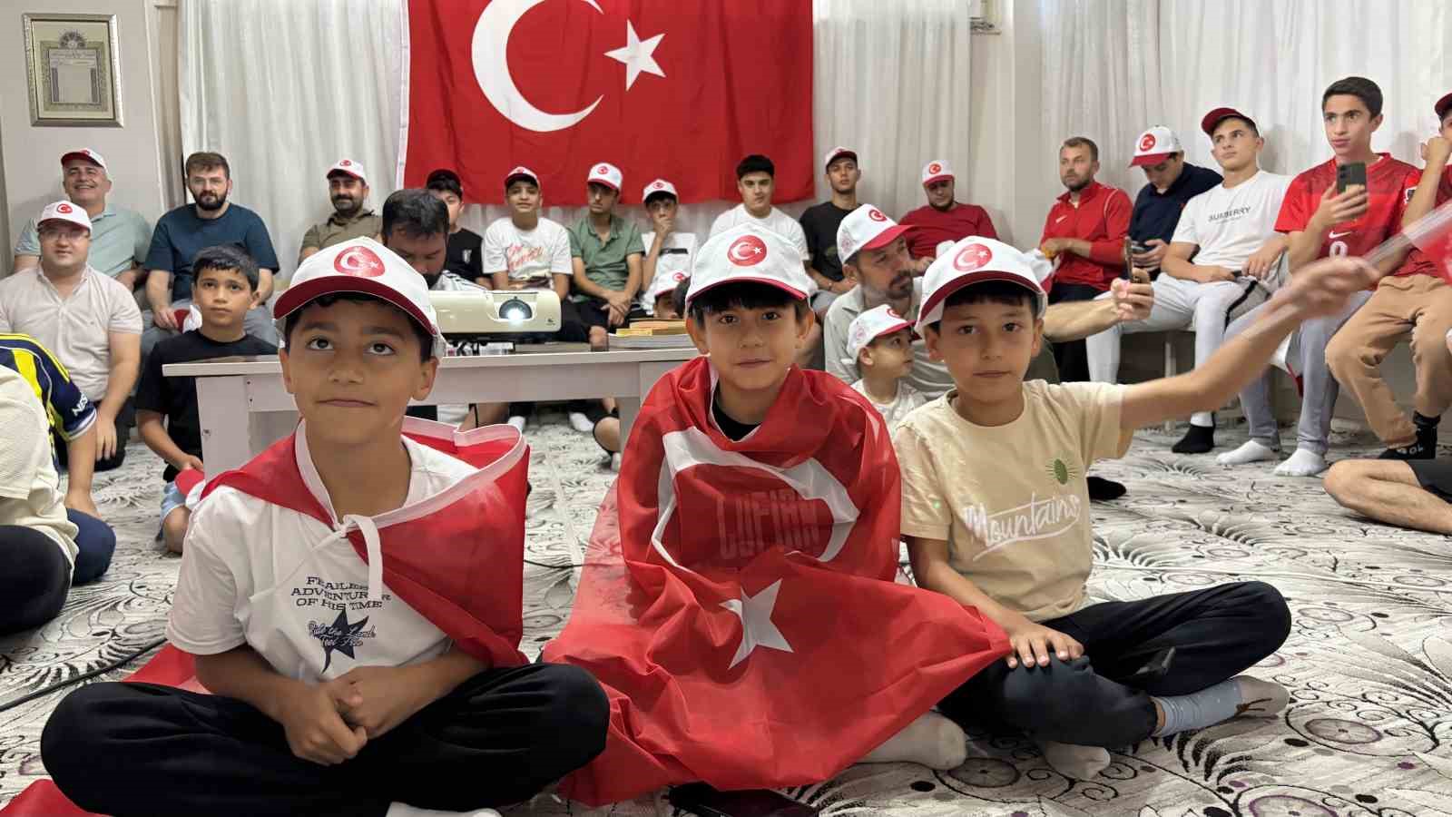 sabah-namazinda-bulustular-dunya-kupasi-heyecanini-camide-yasadilar