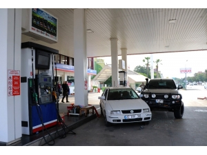 Aniden Direksiyon Kıran Sürücü, Kamyonetle Petrole Daldı: 1 Yaralı