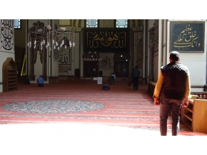 Bursalılar Namazlarını Ulucami’de Kılıyor