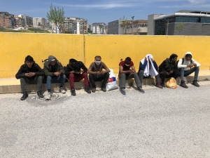 Korona Virüs Tedbirlerine Takıldılar...istanbul’a Yürürken Bursa’da Polise Yakalandılar