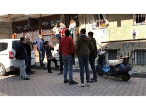 Uzun Namlulu Silahlarla Apartmana Giren Kişiler Mahalleliyi Sokağa Döktü