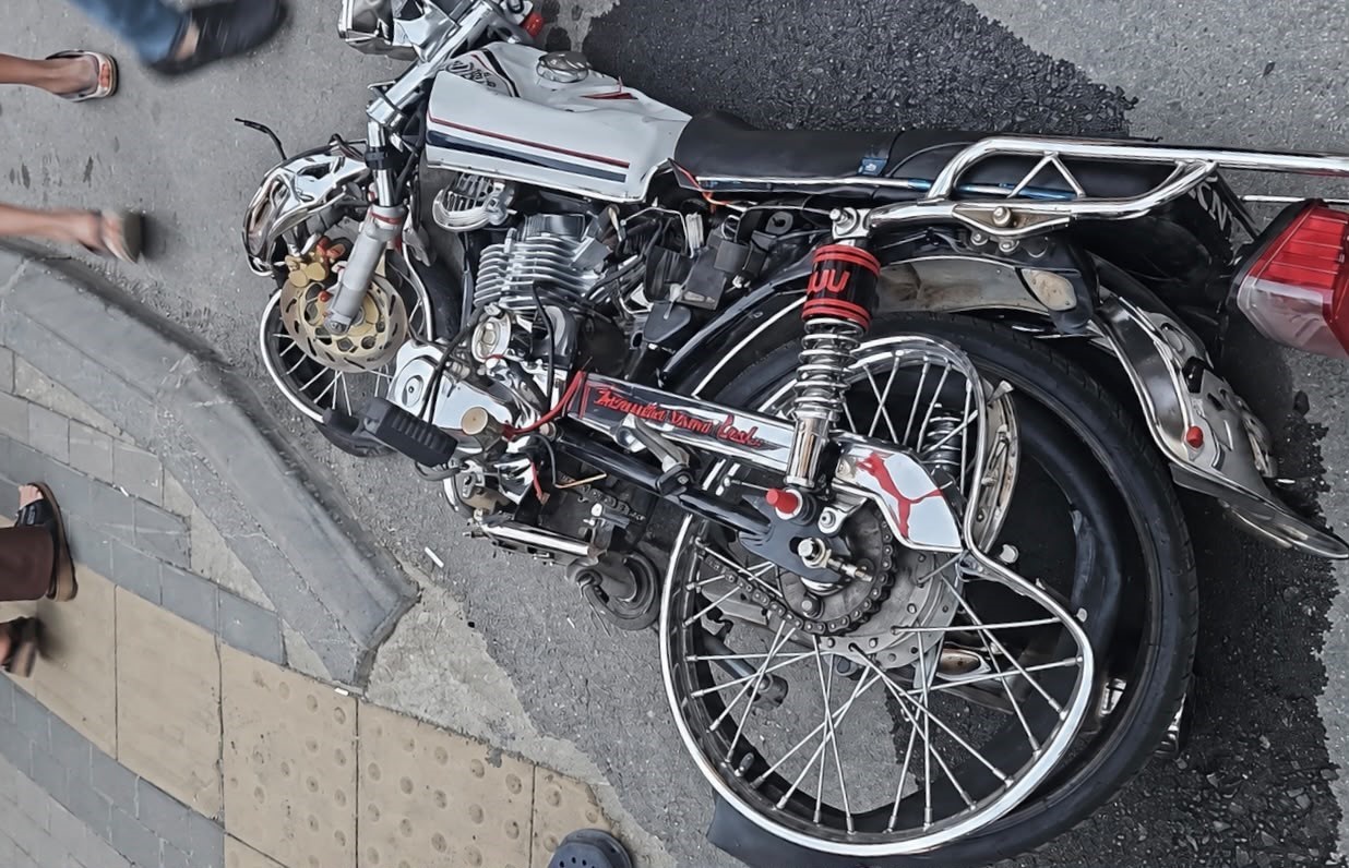 mersin-de-otomobille-carpisan-motosiklet-surucusu-agir-yaralandi