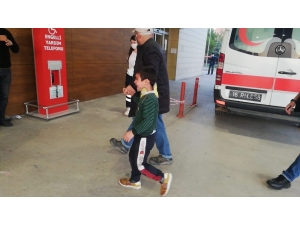 Evde Olması Gereken Çocuk Sokakta Oynayınca Duvardan Düşüp Yaralandı...