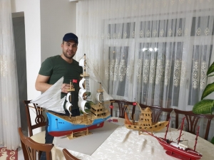 Evde Kal Çağrılarına Uydu, Yaptığı Geminin Adını Covid-19 Koydu