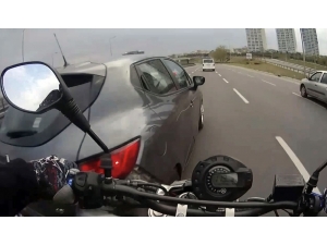 İstanbul’da Motosikletlilerin Ölümden Döndüğü “Makas” Terörleri Kamerada