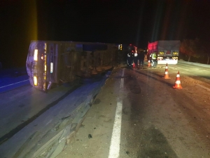 Ata Çarpan Tır Devrildi: 1 Ölü