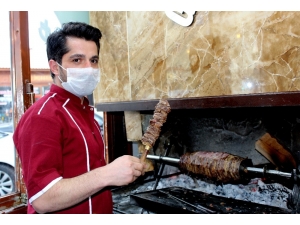 Erzurum’a Özgü Lezzet “Cağ Kebap“ İftar Sofralarının Vazgeçilmezi Oldu