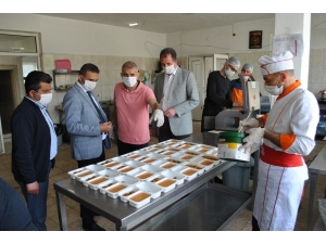 Sarıcakaya’da Belediye Ve Kaymakamlıktan Yaşlı Vatandaşlara İftarda Sıcak Yemek İkramı