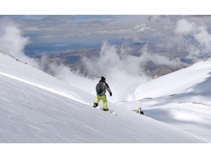 Artos Dağı’nda Van Gölü Manzaralı Snowboard Keyfi
