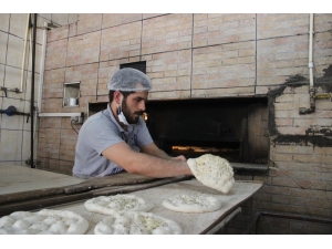 Antalya’da Fırın Ustaları 280 Derece Fırının Başında Oruç Tutuyor