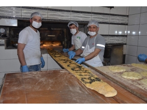 Ramazan İçin 4 Metrelik Pide Yaptı