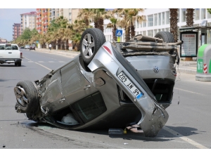 Hızını Alamayan Otomobil 5 Araca Çarptı: 1 Ağır 2 Yaralı