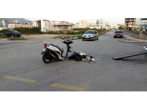 Otomobille Motosiklet Çarpıştı: 1 Yaralı