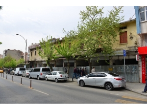 Sıra Dükkanların Yıkımına Başlanıyor